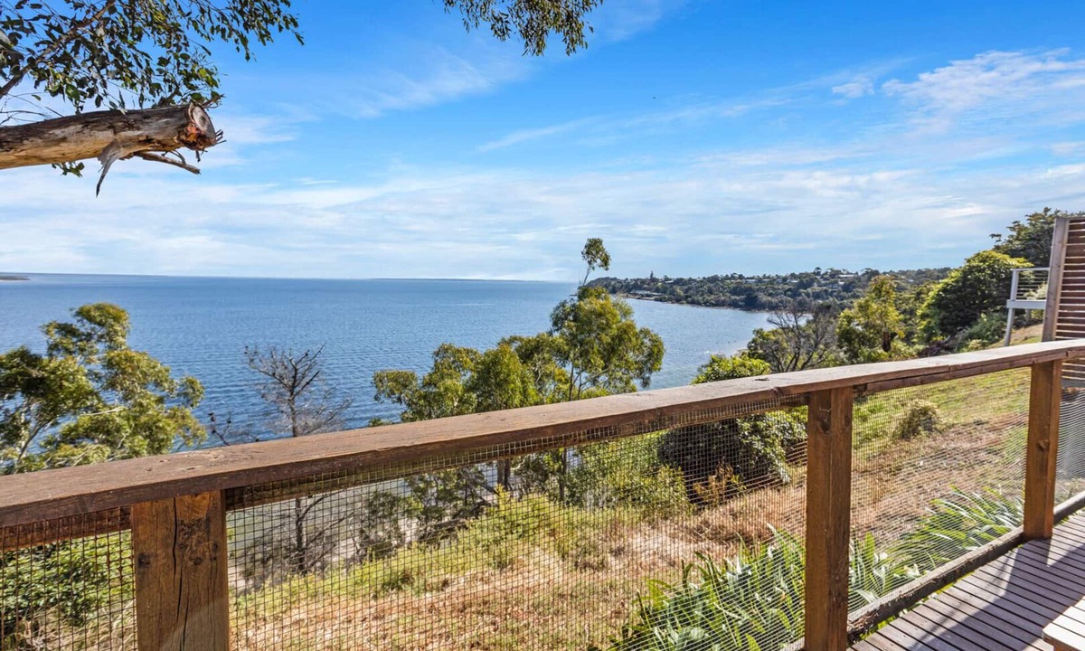 Metung House | Lakescapes Cottage: Relax & enjoy 180 degrees, uninterrupted water views