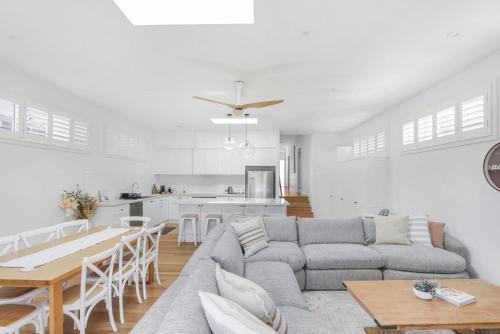 Warners Bay House | Lakeshore Serenity @ Warners Bay