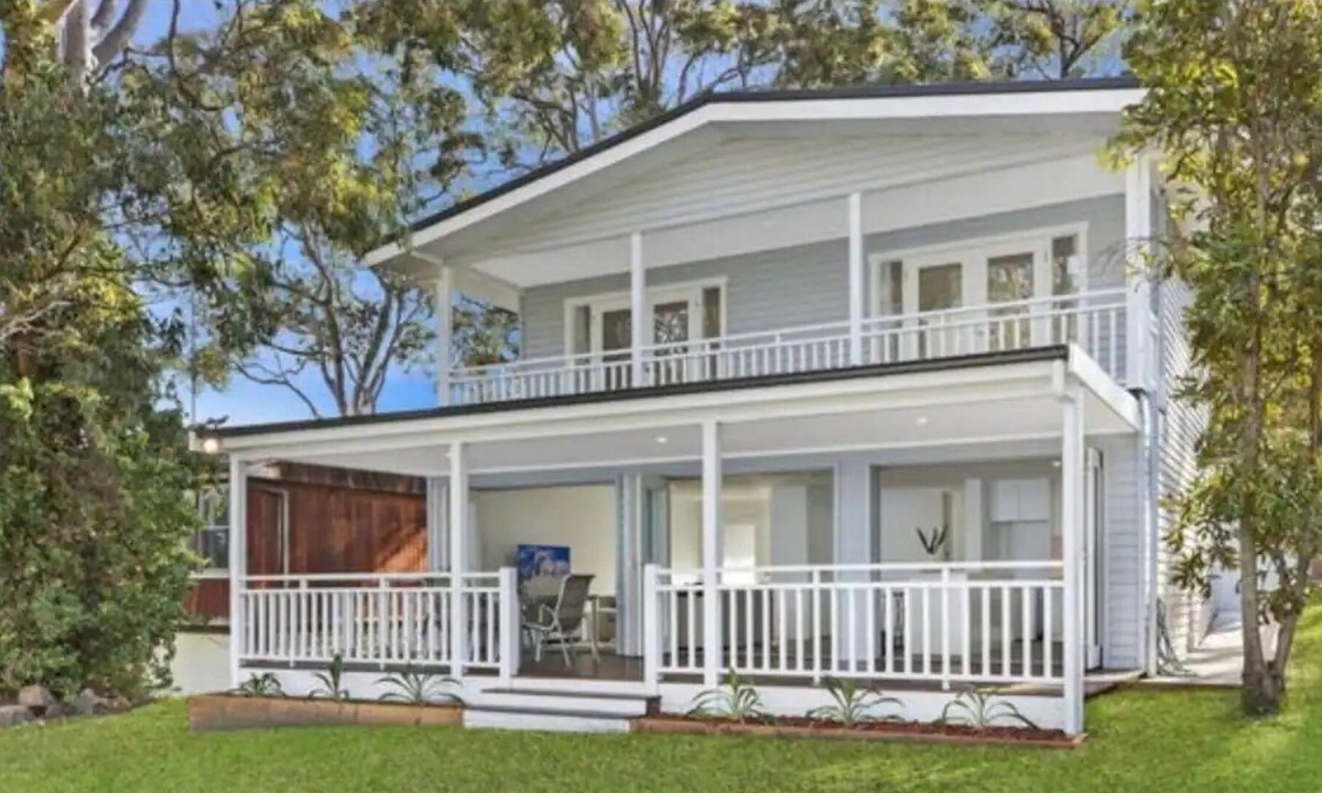 Gwandalan House | Lakeside 3 bedroom holiday cottage