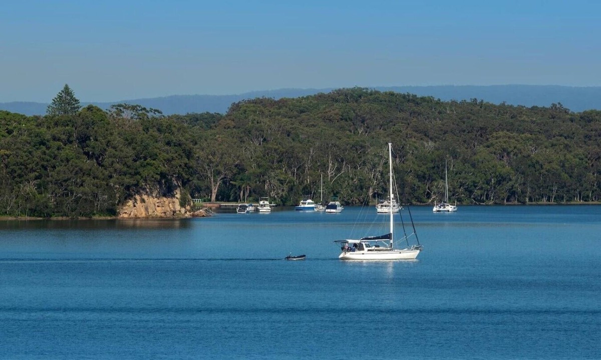 Nords Wharf House | Lakeside Bliss | (10ppl), (5ppl) Spa, Pet-Friendly