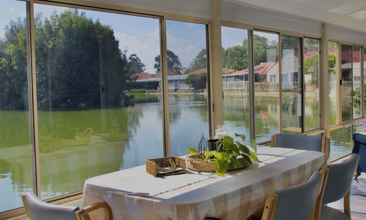 South Yunderup House | Lakeside Cottage with Spa & Pet Friendly Retreat