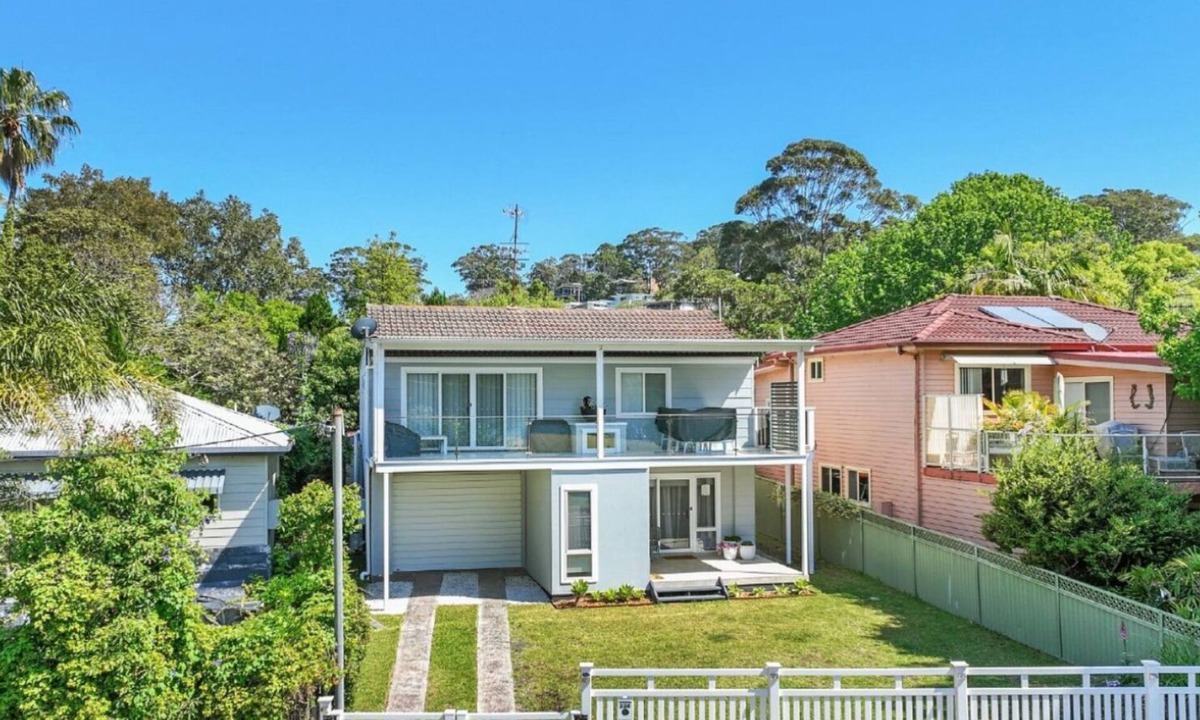 Avoca Beach House | Lakeside Living - Walk to Cafes, Shops, and Sand!