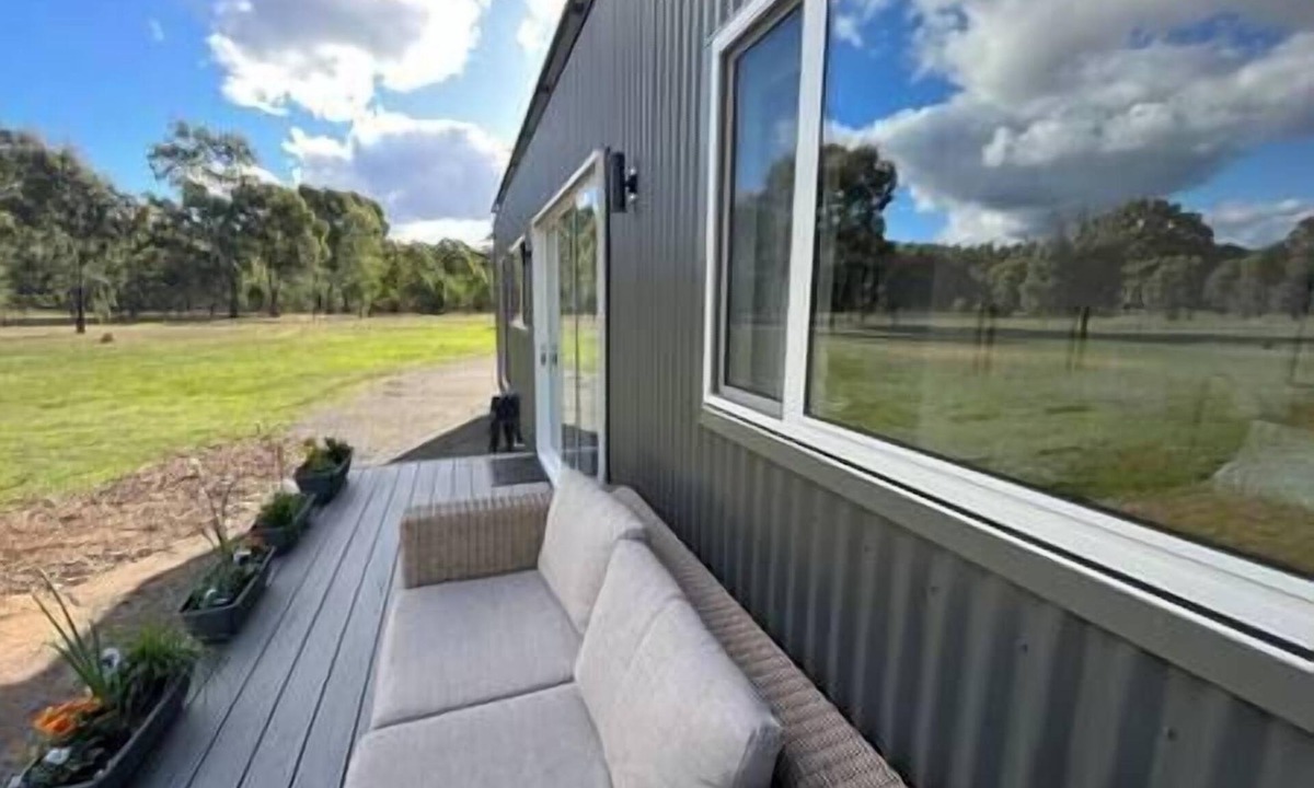 Lake Fyans House | Lakeside Off-Grid Luxury Cabin Redman View