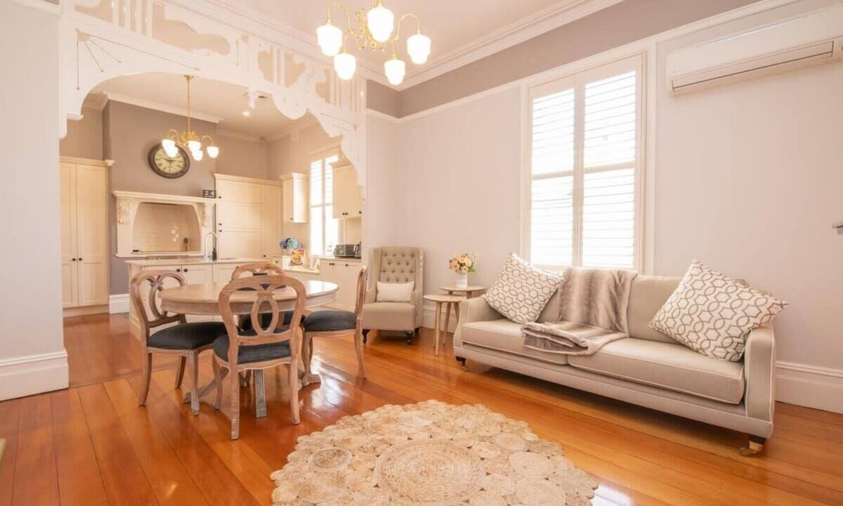 Orange House | Lansdowne House. Historic Federation. Orange CBD.