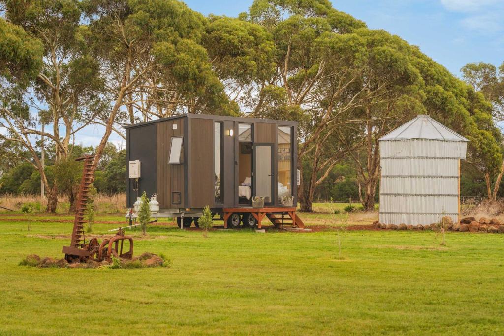 Purdeet House | Lara Grove Cottage 1 by Tiny Away