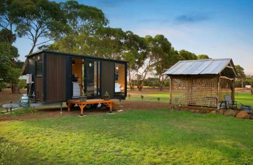Purdeet House | Lara Grove Cottage 2 by Tiny Away