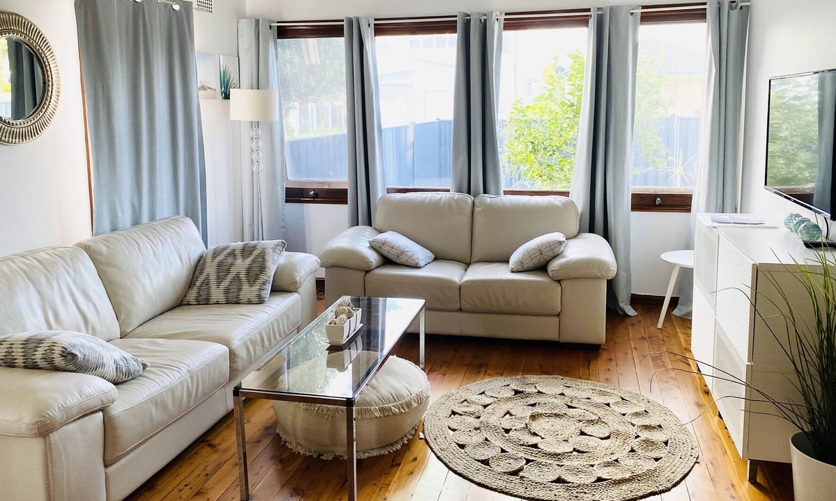 Umina Beach House | Large 4B house stroll to beach - pet friendly
