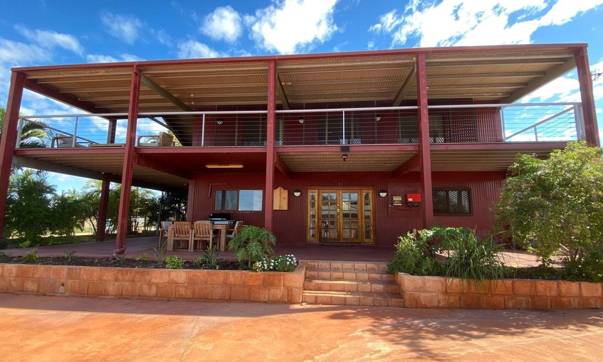 Exmouth House | Large comfortable family home located in quiet central location. Perfect for bigger groups.