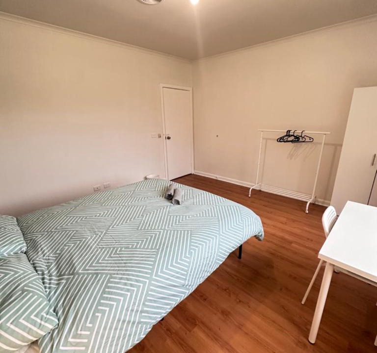 Broadmeadows House | Large & Spacious Queen Room in Convenient Broadmeadows Location - CR6