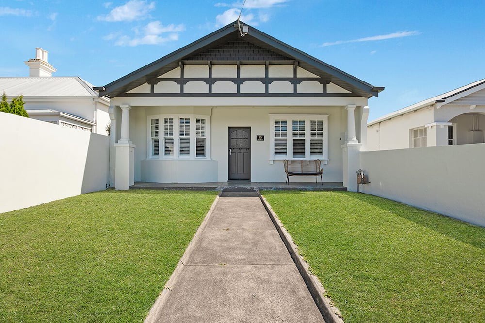 Warrnambool House | Lava House WIFI central heating/cooling CBD