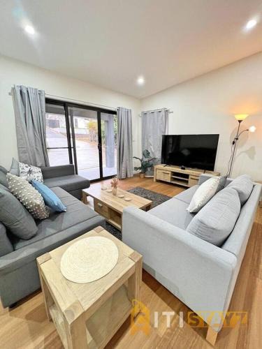 Lyons House | Lavish in Lyons - 3bd 2bth Spacious & Modern Home