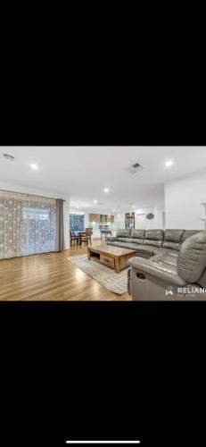 Truganina House | Lavish private room1