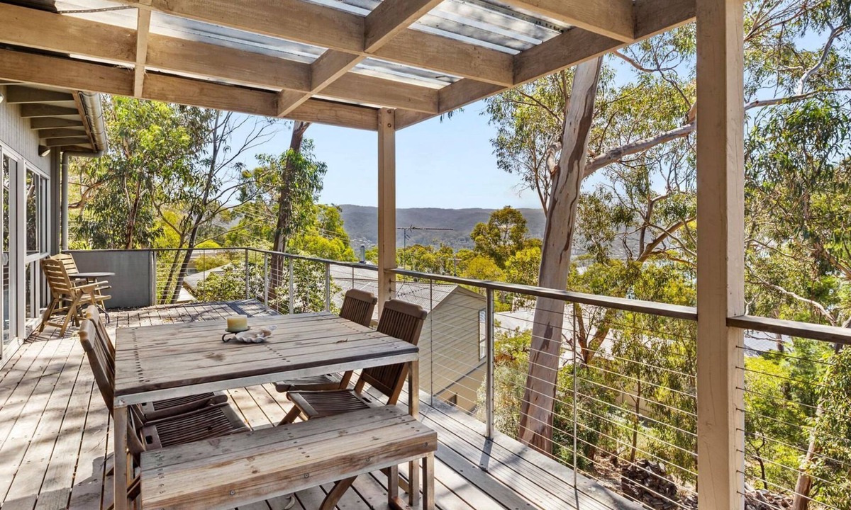 Lorne House | Light House - A tranquil retreat harmonizing with nature.