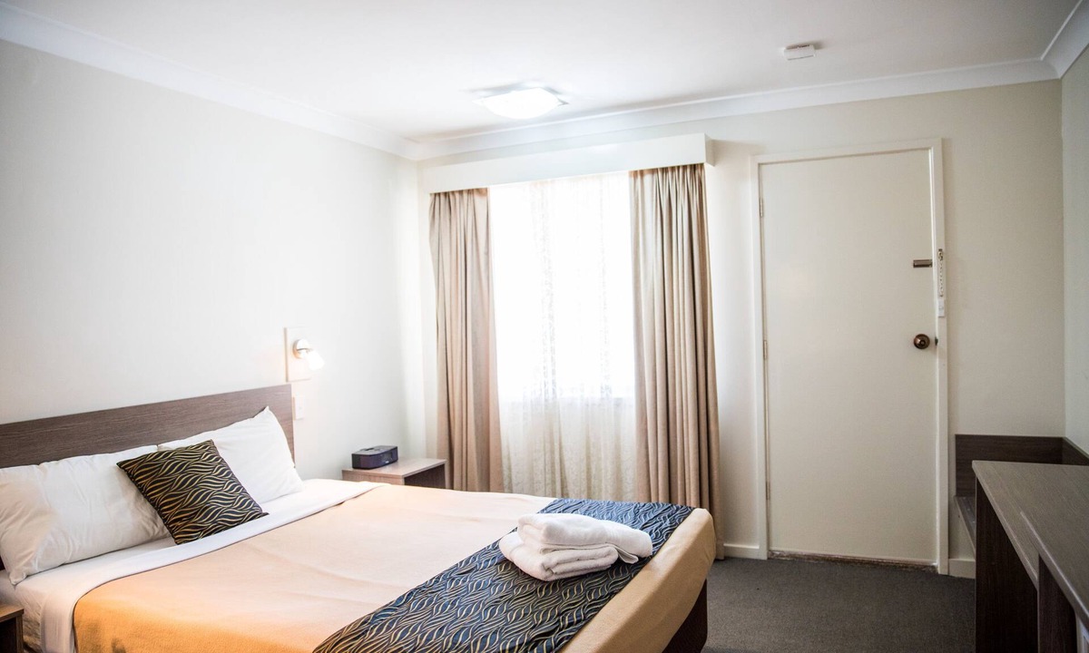 Goulburn Bed & Breakfast | Lilac City Motor Inn Standard Queen Room 1
