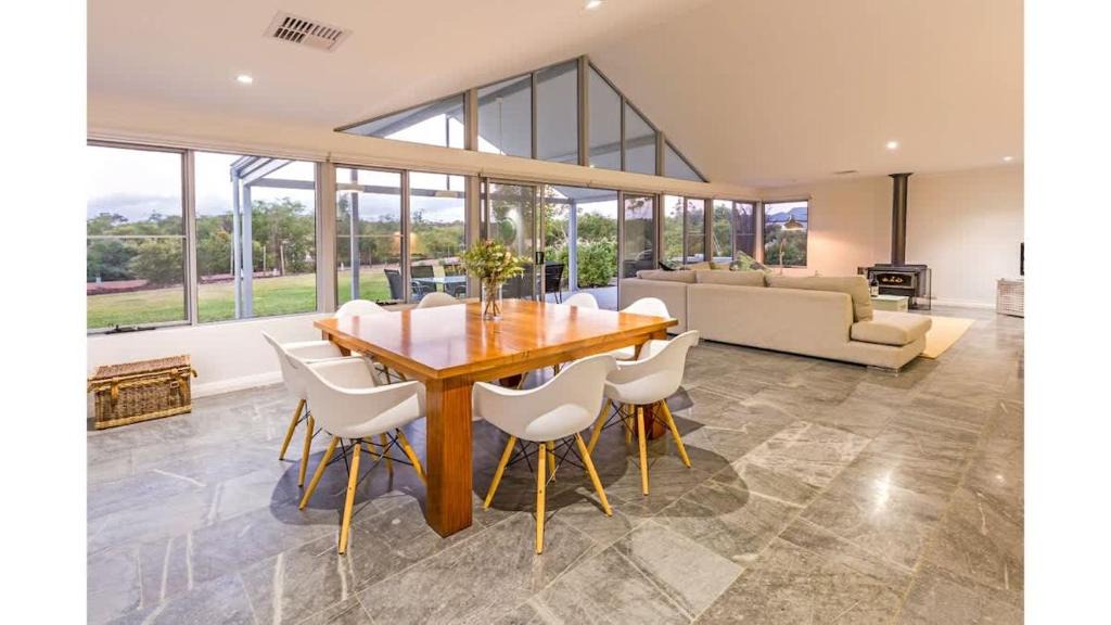 Yallingup House | Lilywood - Minutes from Wineries and Yallingup Beach