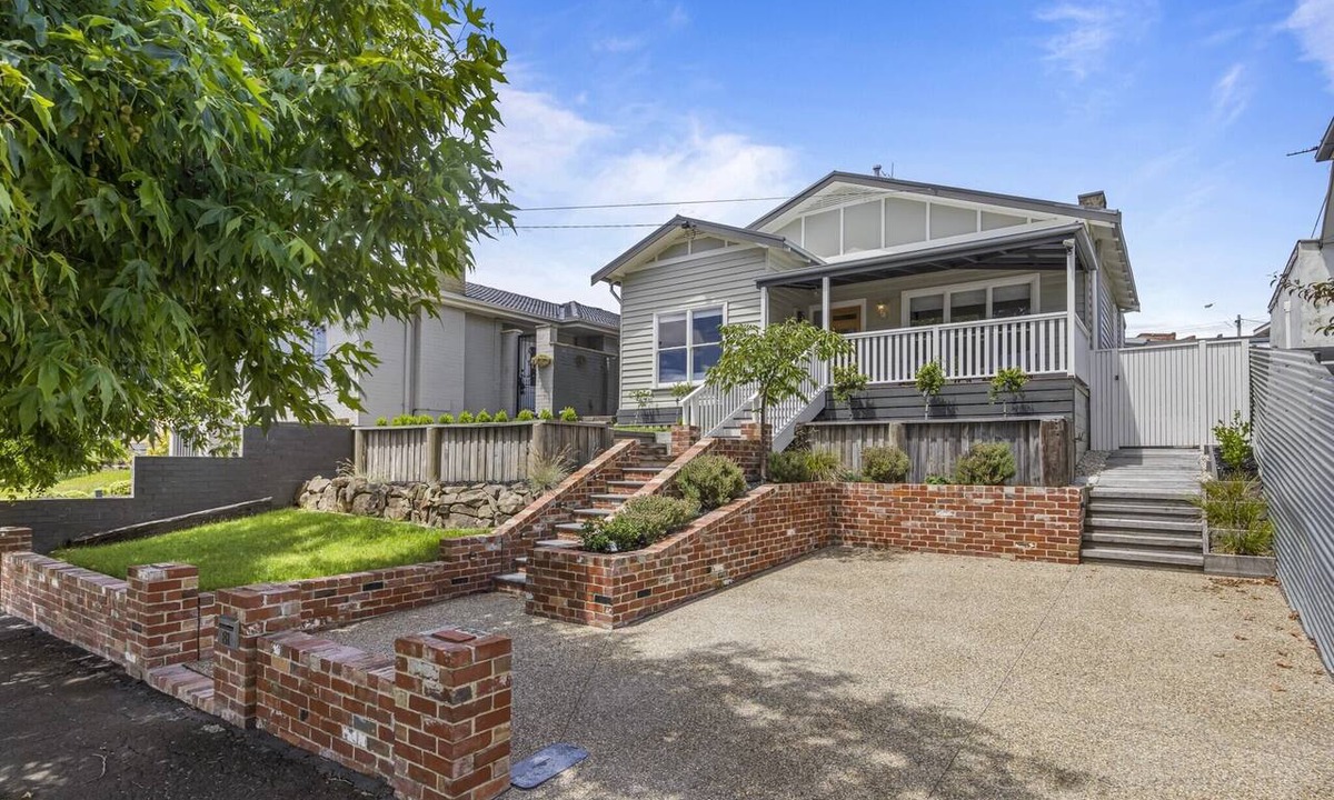 Golden Point Apartment | Lovely 3-Bed with Alfresco Dining in Prime Suburb