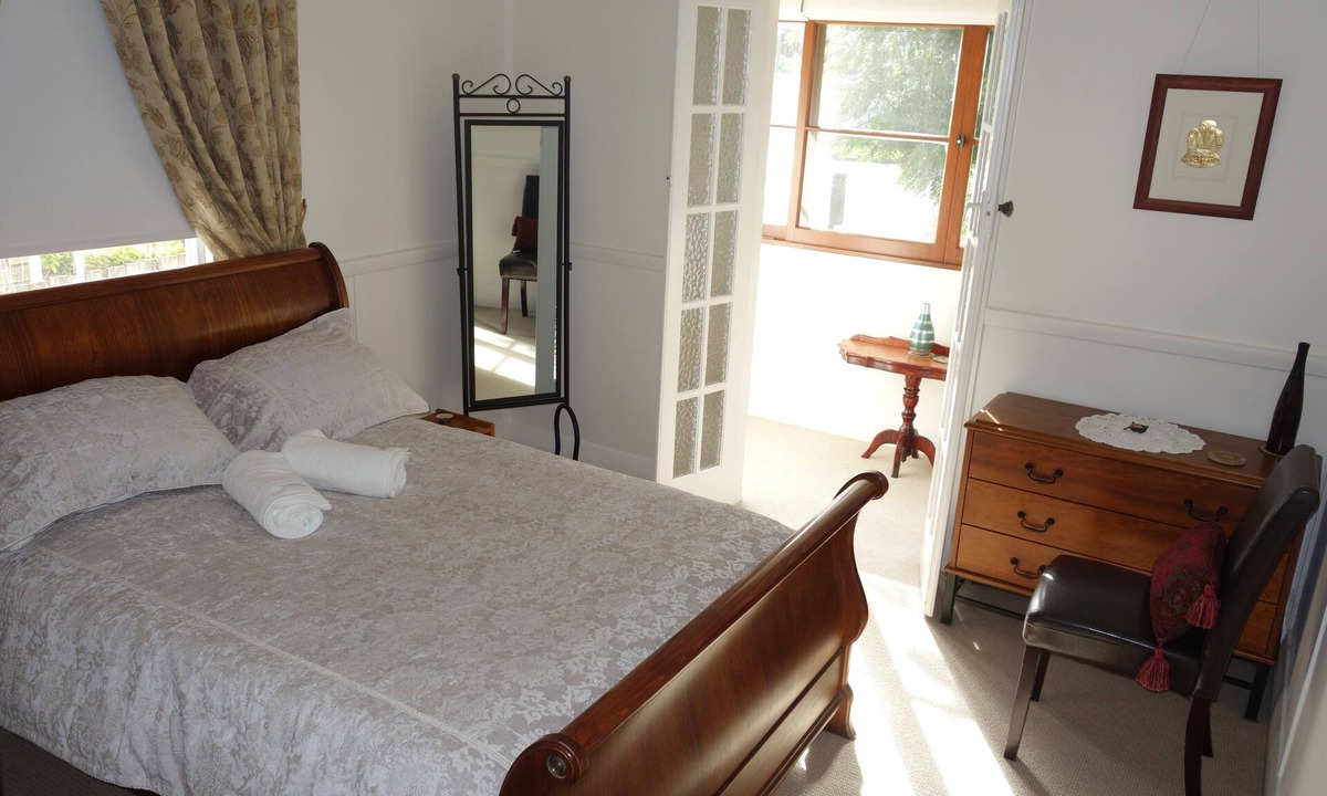 Broadmeadow House | Lovely heritage house, 8min drive to beach & CBD. Short walk to all you need.