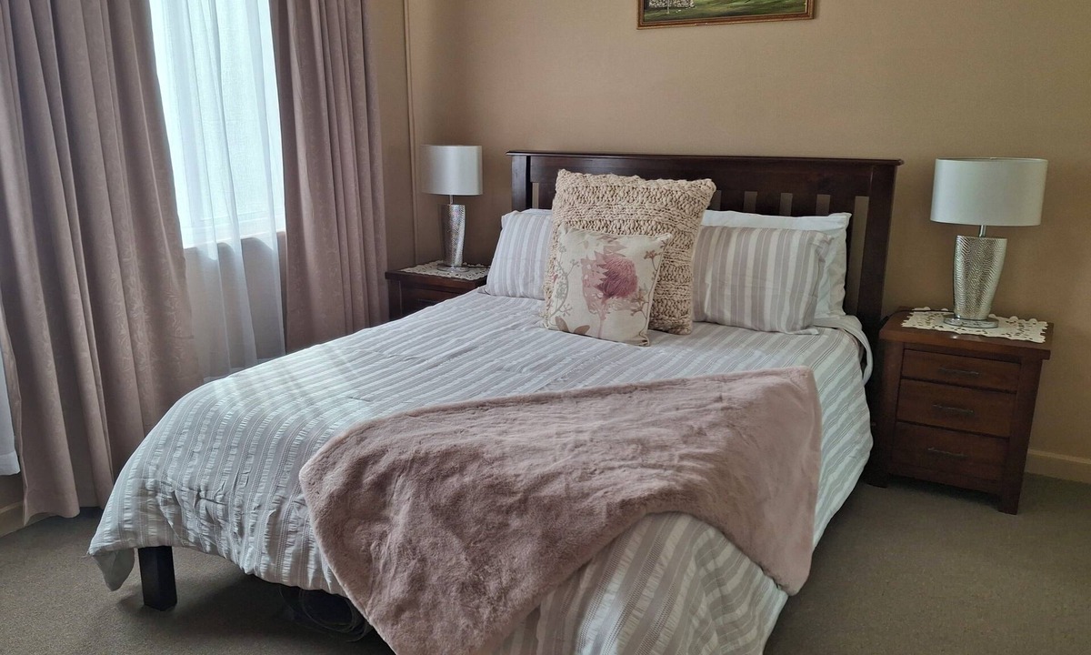 Bookpurnong House | Loxton Holiday Home Pet Friendly, 350m walk to shops & river, wheelchair access.