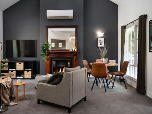 Hepburn Springs House | Lucini Cottage- wood fire and bush views