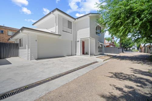 Wagga Wagga House | 'Lumeah' - Apartment 1 Central Wagga