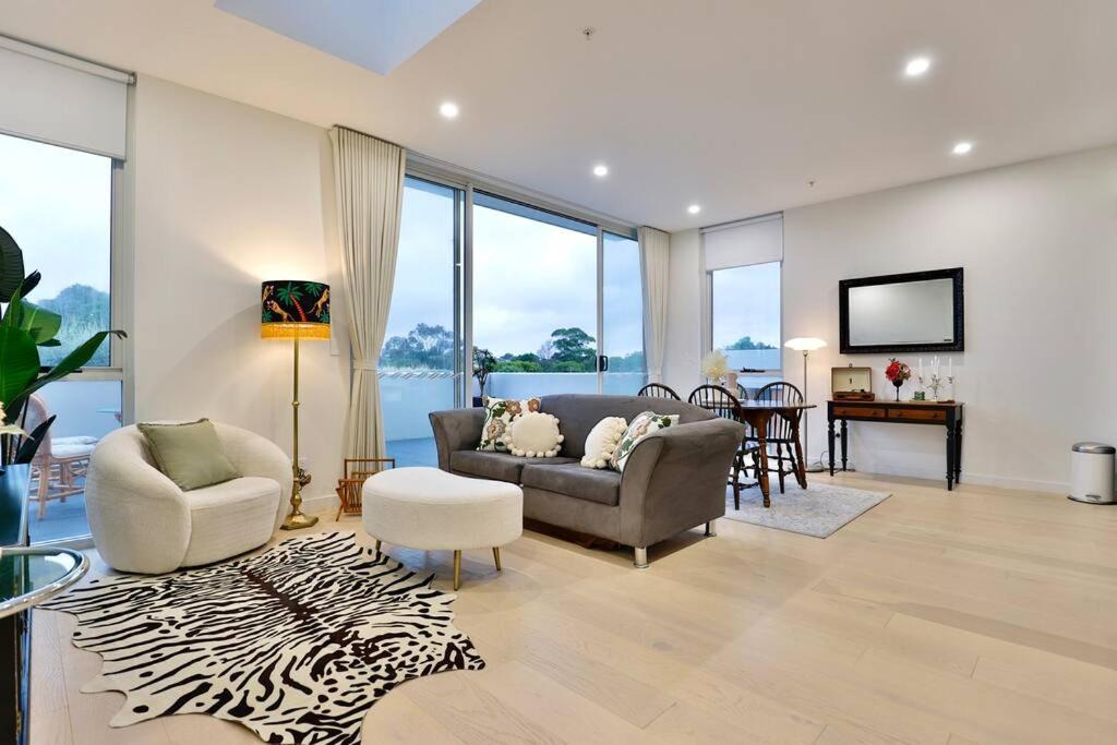 Leichhardt Apartment | Lumière Sanctuary - Antique Elegance with Parking