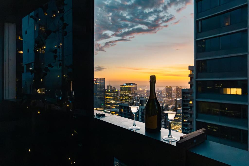Melbourne Central Business District Apartment | Lux 2BR CBD Apartment with Pool Spa Gym and City Views