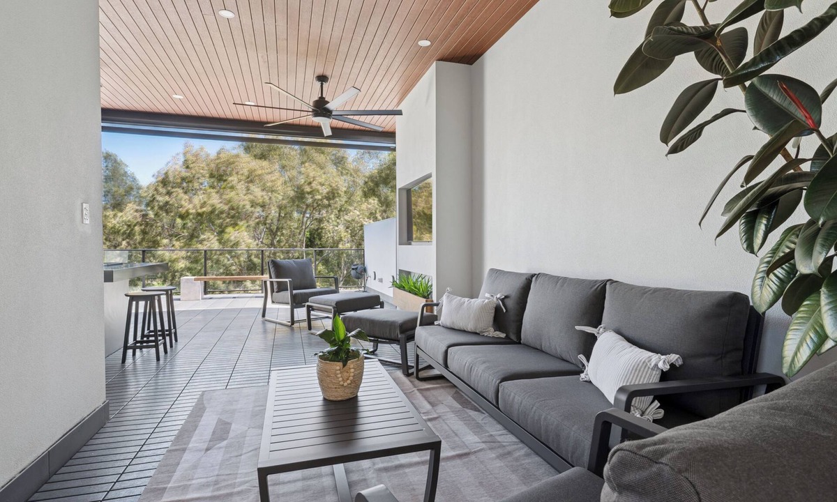 College Park House | Luxe City-Edge Retreat | Entertainers Balcony | Walk to Adelaide Oval & CBD