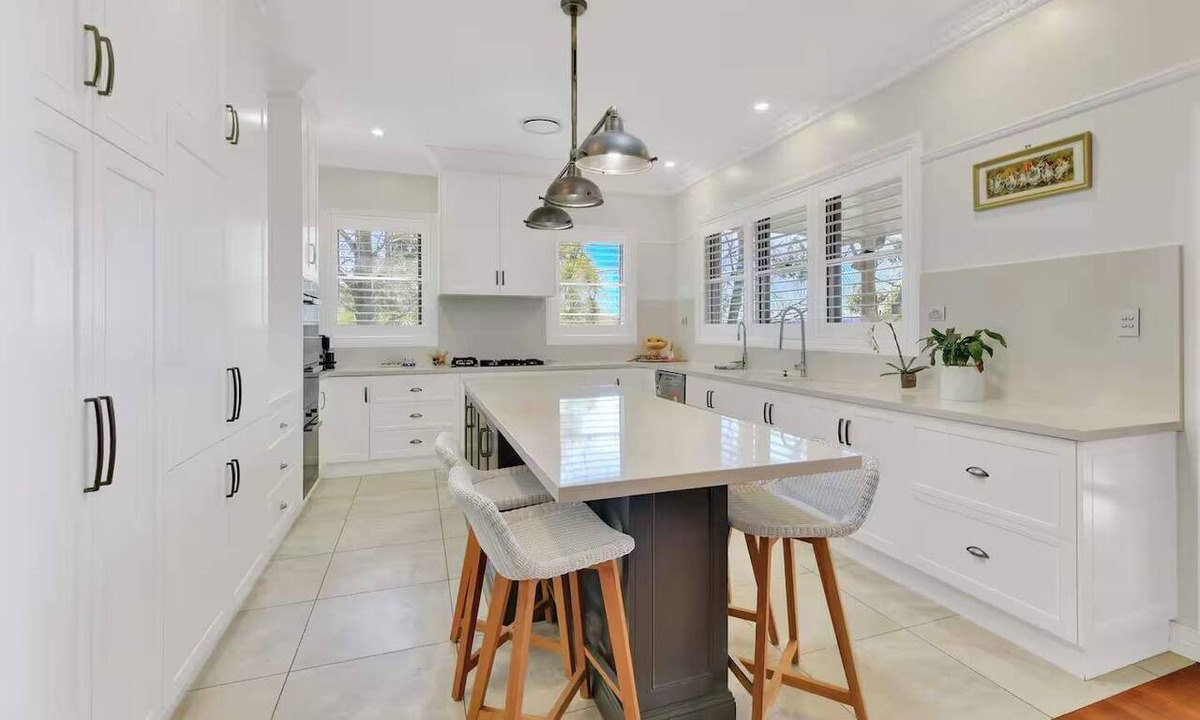 Cotswold Hills House | Luxe Hidden Toowoomba Estate | Lavish Home with Stunning Gardens