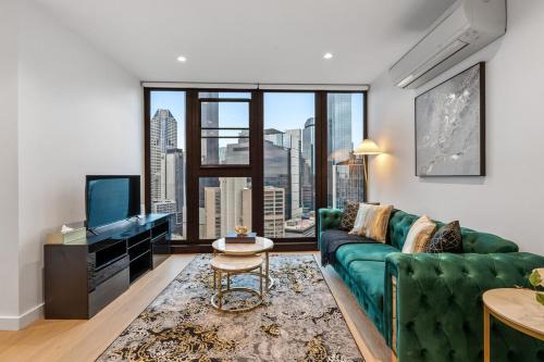 Docklands Apartment | Luxe Resort- City Views, Parking, Heated Pool, WiFi, Gym, Tram