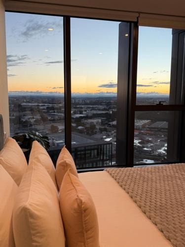 Lidcombe Hotel | Luxurious City View with Gym Pool Parking Playground