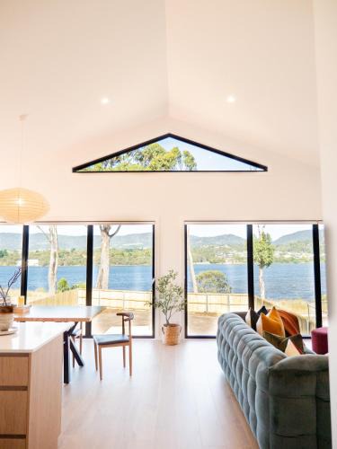 Sullivan's Cove Villa | Luxurious Waterfront home in the North of Hobart