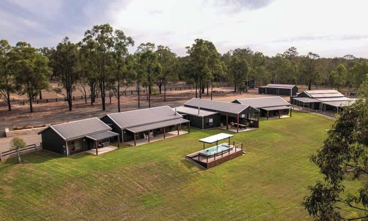 Sedgefield Cabin | Luxury 6 Star Farm Stay fit 16 people