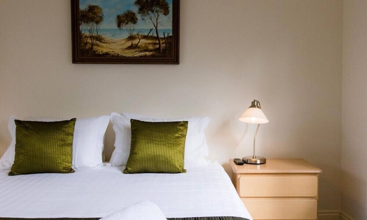 Point Lonsdale Cottage | Luxury Accessible Cottage in Point Lonsdale pet friendly King Bed Private Garden