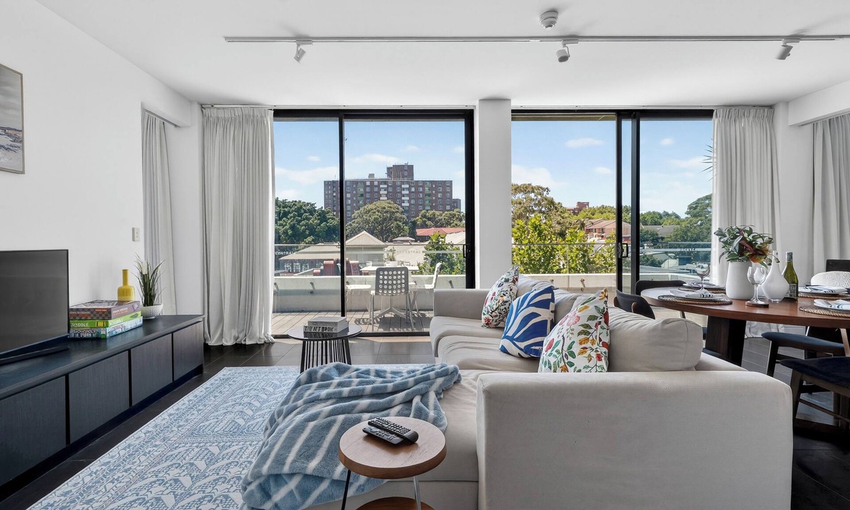 Surry Hills Apartment | Luxury Apartment with Big East Facing Balcony 3 min walk to Central Station