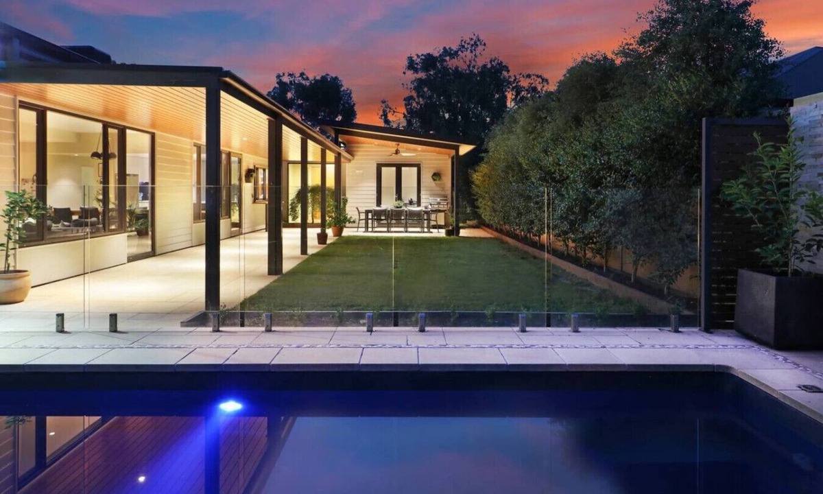 Mansfield House | Luxury Family Getaway|Pool|Open Fire|Chefs Kitchen|Sleeps 10
