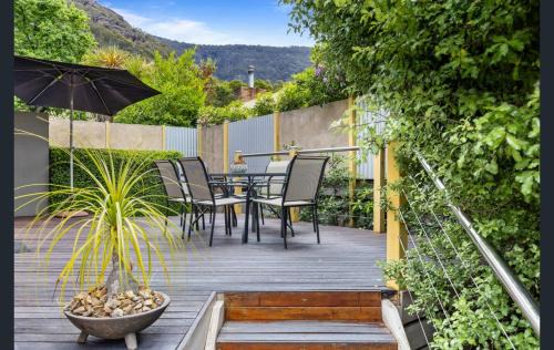 Halls Gap Villa | Luxury Spa Villa - Mountain Views Right in Town!