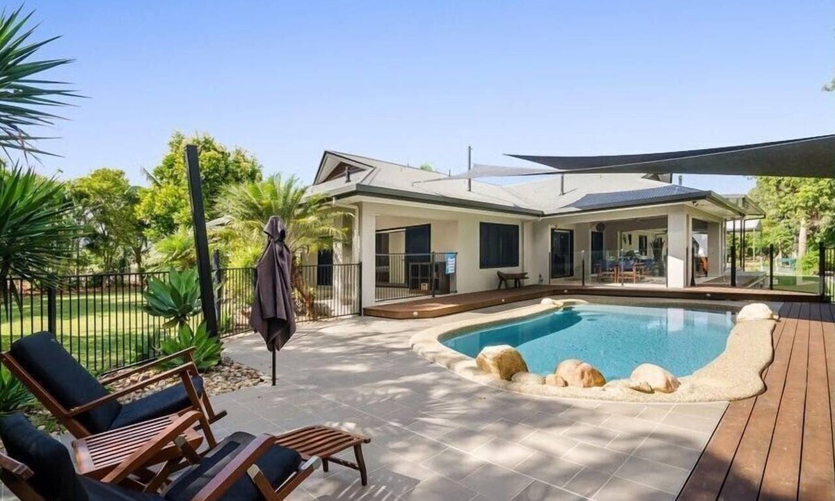 Alligator Creek Apartment | Luxury Tropical Retreat Pool Creek Family Escape