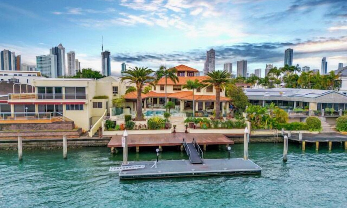 Surfers Paradise House | Luxury Tuscan-inspired waterfront escape featuring a private pool, infrared sauna, ice bath, yoga turret, elegant outdoor entertaining. Perfect for family holidays, wellness retreats, and unforgettable waterfront escapes.