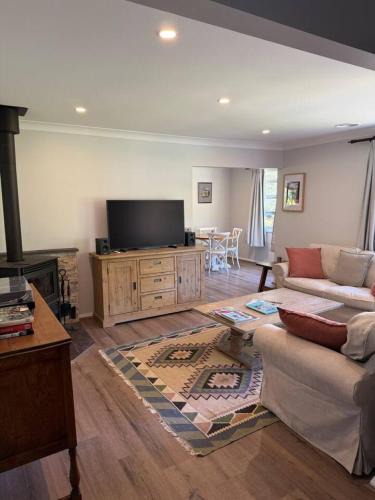 Blackheath House | Lyrebird Lodge - 350m to blackheath village, 3 bdr, pet friendly, sunroom