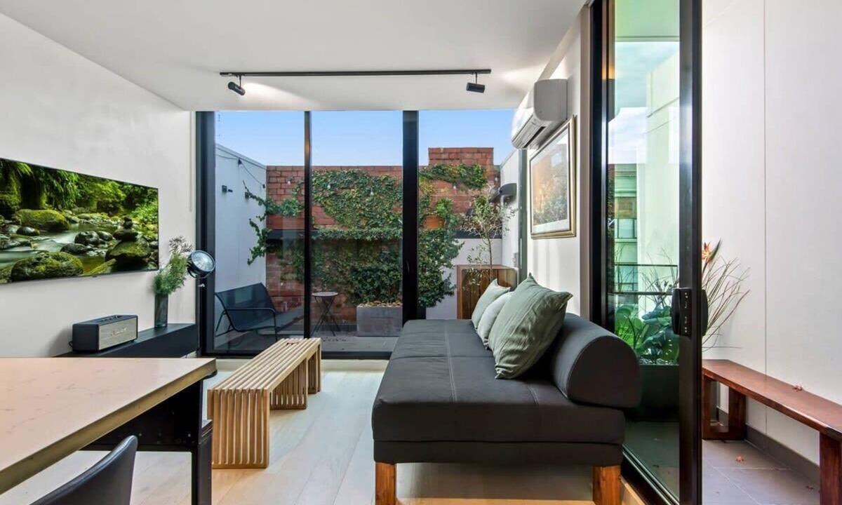 Collingwood Apartment | MadeComfy Inner City Designer 2-Bed Apartment