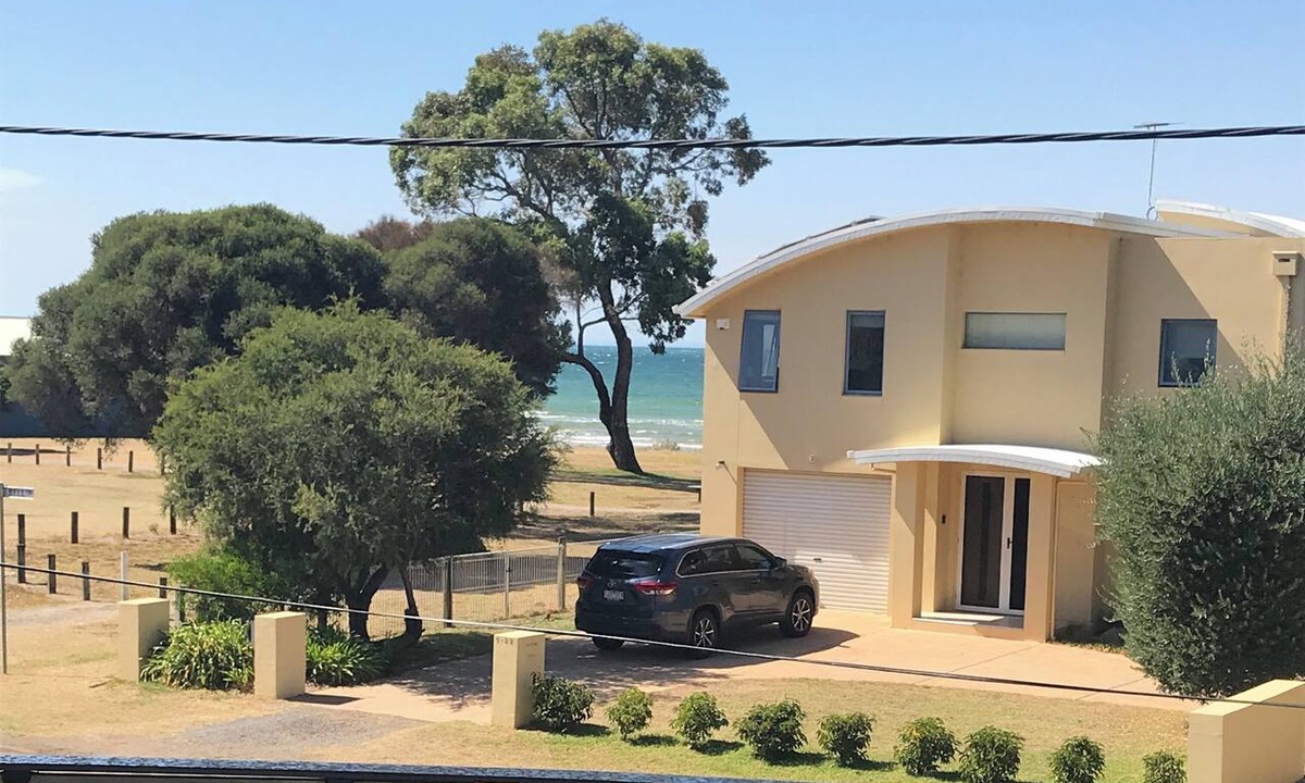 St Leonards House | Magnificent huge beach house with sea views