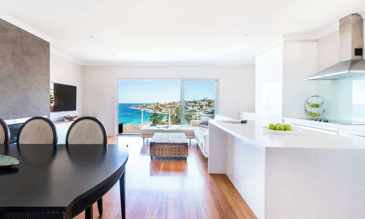 Tamarama Apartment | Magnificent Sweeping Coastal Panorama