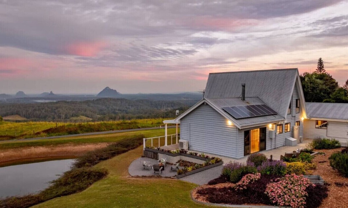 Maleny House | Maleny Chalet Spectacular Glasshouse Mtn Views