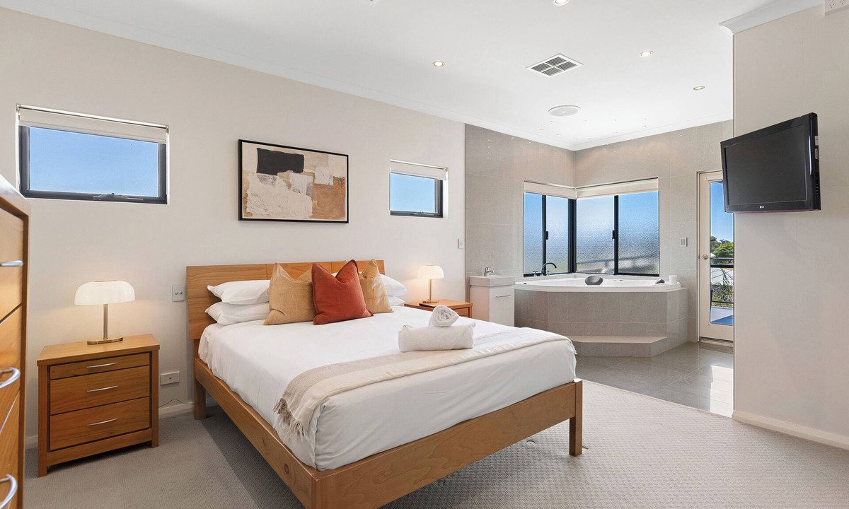 Mandurah House | Mandurah Escape 3 Ensuites Spa Bath Wifi Parking