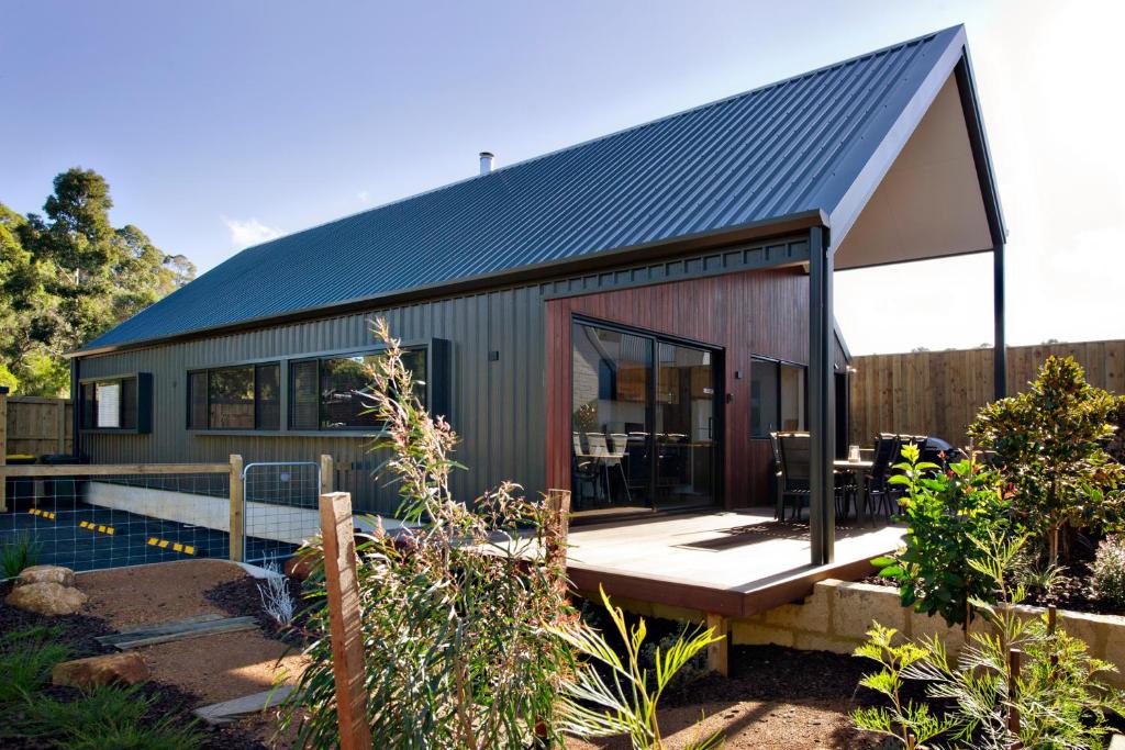 Margaret River Ski Chalet | Margaret River Bungalow-1-street - pet friendly