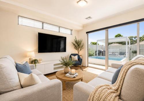 Mandurah House | Marina Escape Pool Walk to Beach & Dining