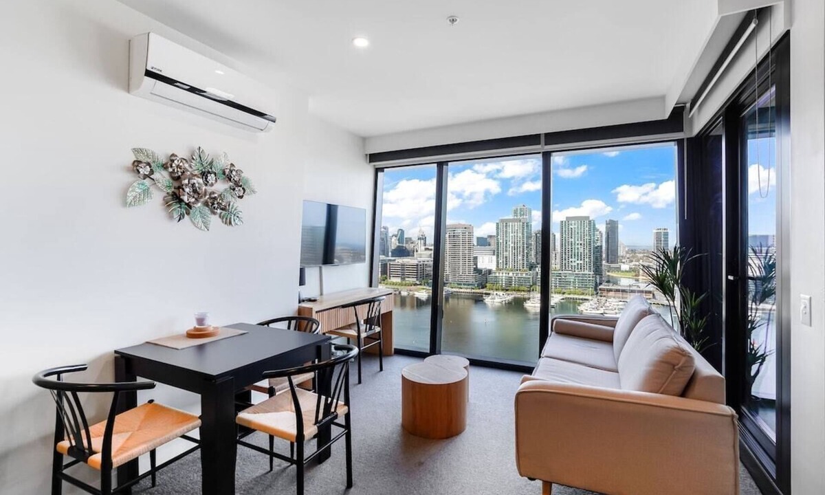 Docklands Apartment | Marina Tower - 21st Floor Apt with Beautiful View!