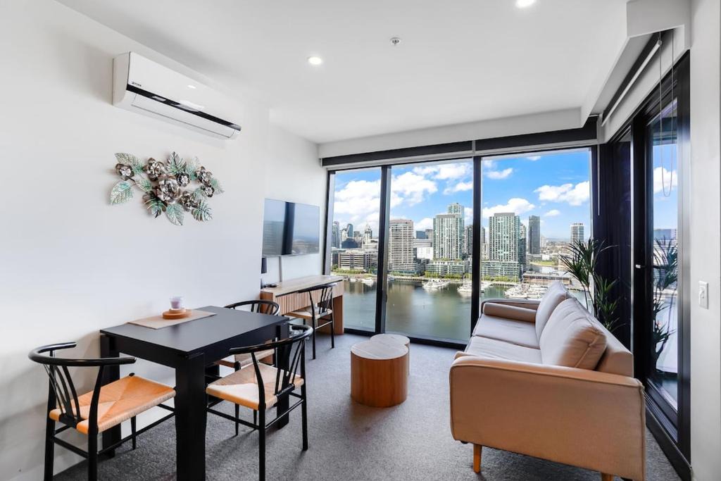 Docklands Apartment | Marina Tower - 21st Floor Apt with Beautiful View