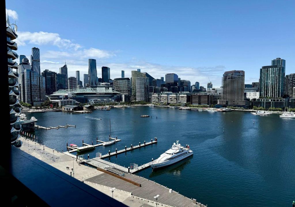 Docklands Apartment | Marina Tower - Stunning Harbour & City View