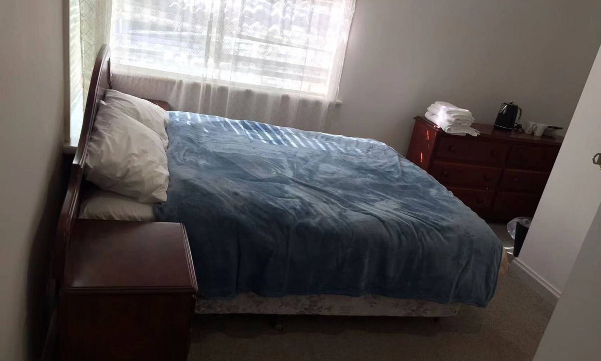 Burwood House | Master Bedroom with its own bathroom,right opposite to Deakin Uni Burwood Campus
